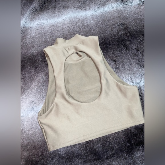 ALO YOGA Mockneck Crop Top. - Picture 5 of 6